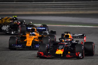 Max Verstappen, Red Bull Racing RB15, Carlos Sainz Jr., McLaren MCL34, Kevin Magnussen, Haas F1 Team VF-19