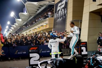 Yarış galibi Lewis Hamilton, Mercedes AMG F1 W10, 2. Valtteri Bottas, Mercedes AMG F1, Parc Ferme