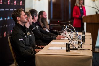 Romain Grosjean, Haas F1 Team, Kevin Magnussen, Haas F1 Team, Guenther Steiner, Teambaas, Haas F1 en William Storey, CEO Rich Energy in de persconferentie