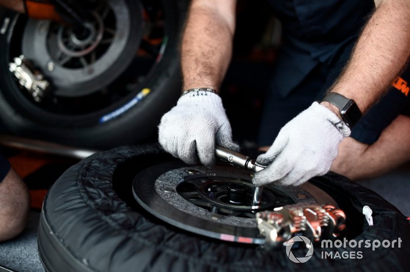 Bremsenwechsel: Red Bull KTM Factory Racing
