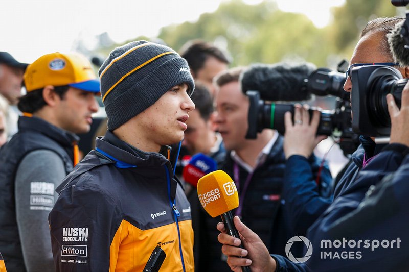 Lando Norris, McLaren, parla con i media