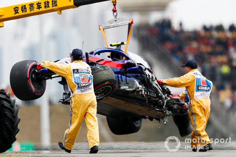 Marshals remove the damaged car of Alexander Albon, Toro Rosso STR14, after his crash at the end of practice 3