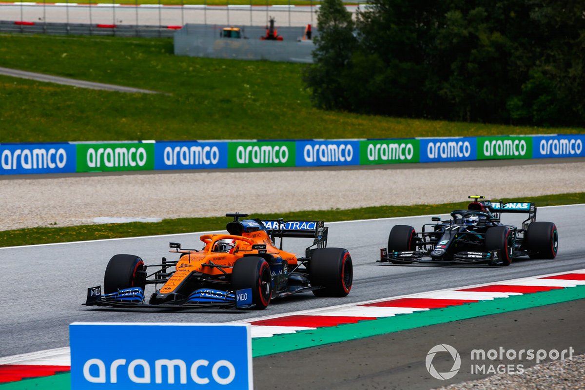 Carlos Sainz Jr., McLaren MCL35, precede Valtteri Bottas, Mercedes F1 W11 EQ Performance