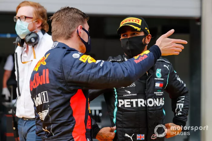 Max Verstappen, Red Bull Racing, gesticula a Lewis Hamilton, Mercedes-AMG Petronas F1