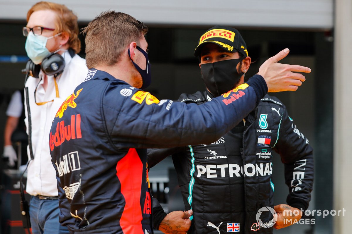 Max Verstappen, Red Bull Racing, gesticula a Lewis Hamilton, Mercedes-AMG Petronas F1