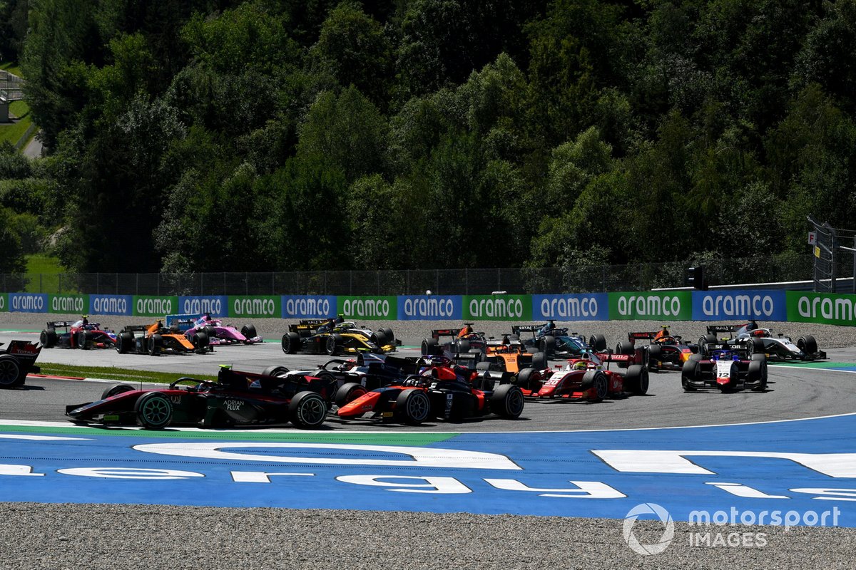 Callum Ilott, UNI-Virtuosi, precede Nobuharu Matsushita, MP Motorsport, Christian Lundgaard, ART Grand Prix, Mick Schumacher, Prema Racing, e il resto del gruppo alla partenza