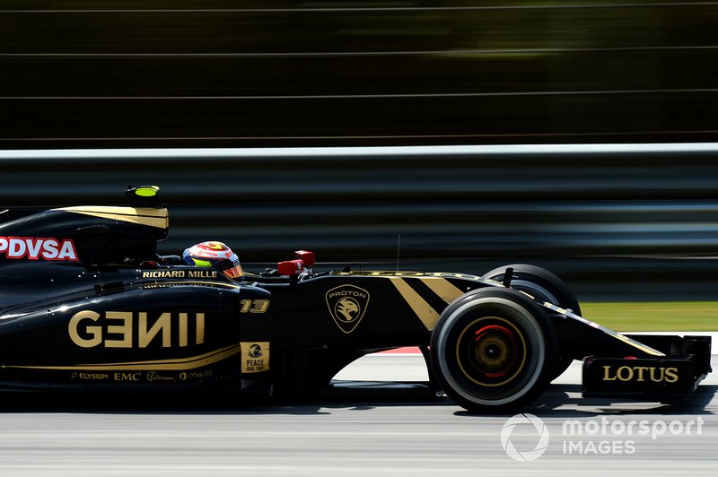 Pastor Maldonado, Lotus E23 with glowing brake disc