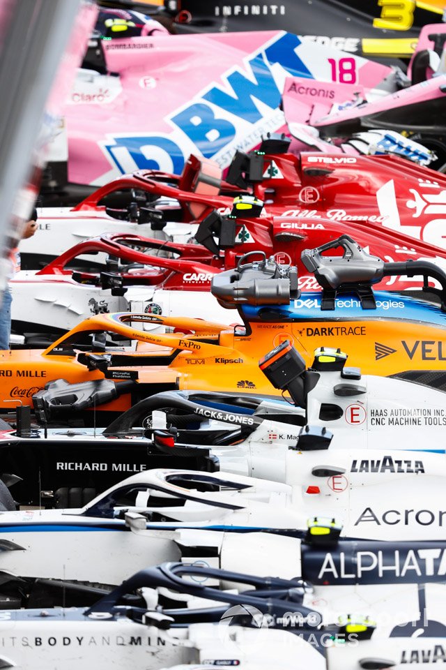 Los monoplazas en el Parc Ferme después de la carrera