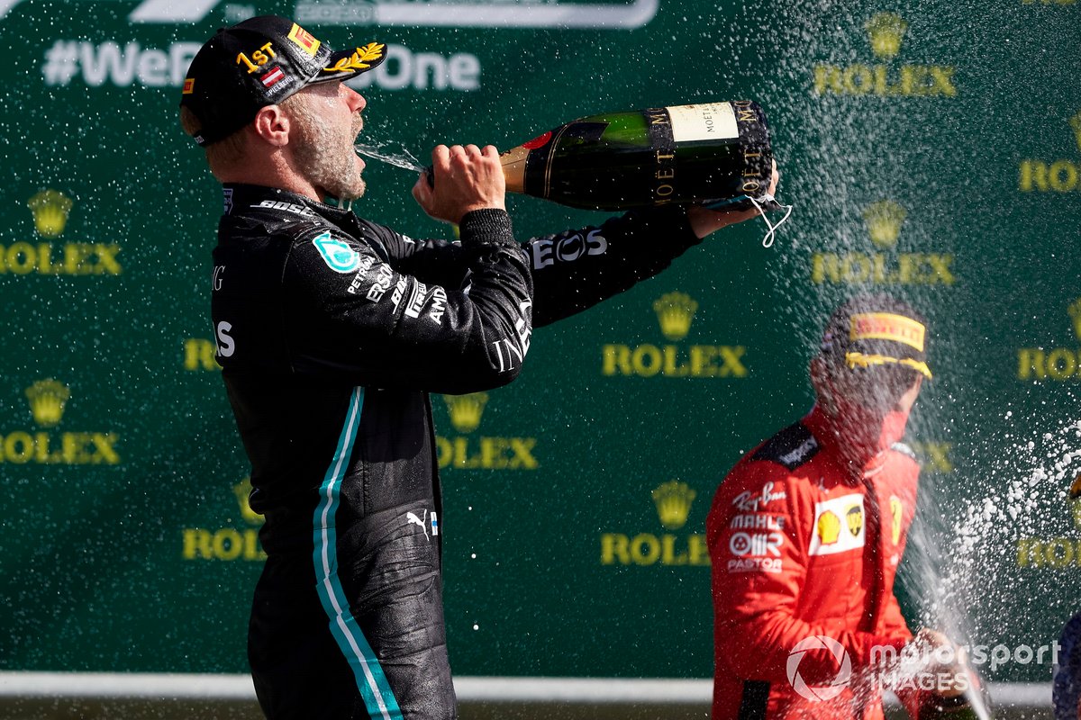 Charles Leclerc, Ferrari, et Valtteri Bottas, Mercedes AMG F1, célèbrent le podium au champagne