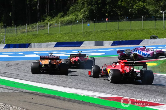 Charles Leclerc, Ferrari SF1000, precede Carlos Sainz Jr., McLaren MCL35, e Sebastian Vettel, Ferrari SF1000