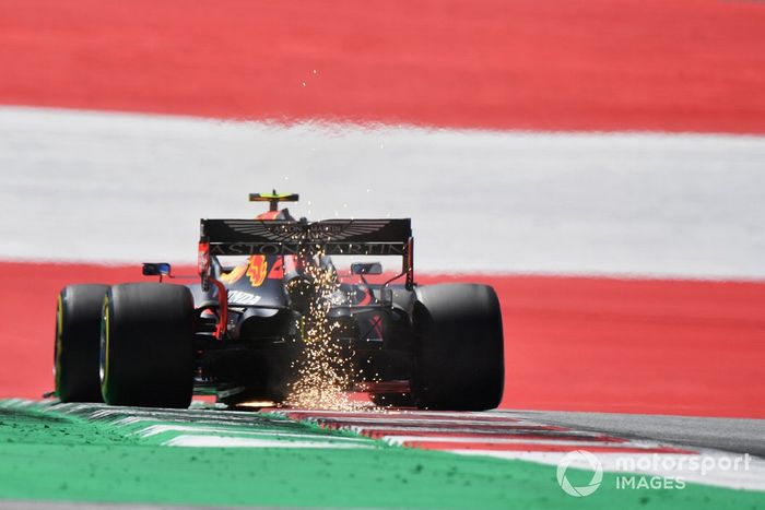 Chispas de la parte trasera del coche de Alex Albon, Red Bull Racing RB16