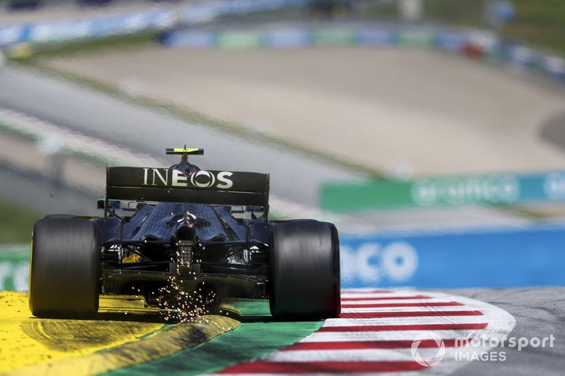 Chispas de la parte trasera del coche de Valtteri Bottas, Mercedes F1 W11 EQ Performance