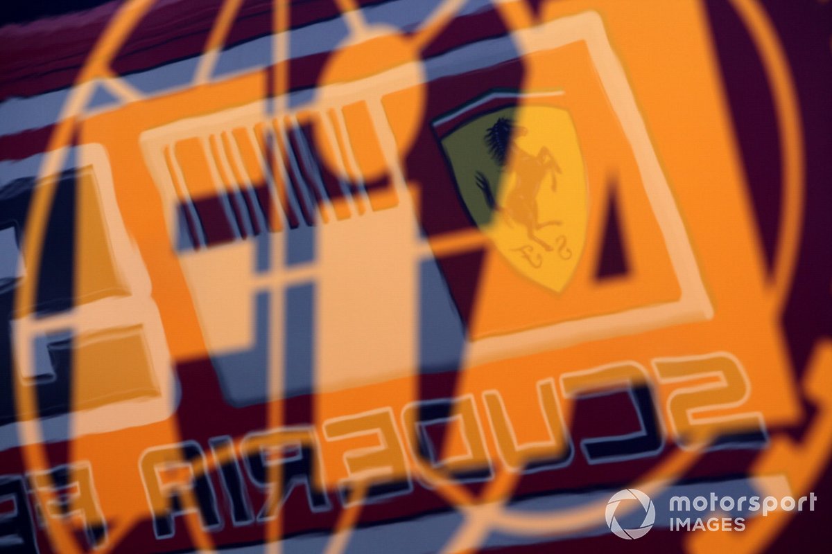 El logo de Ferrari reflejado en el camión de la FIA