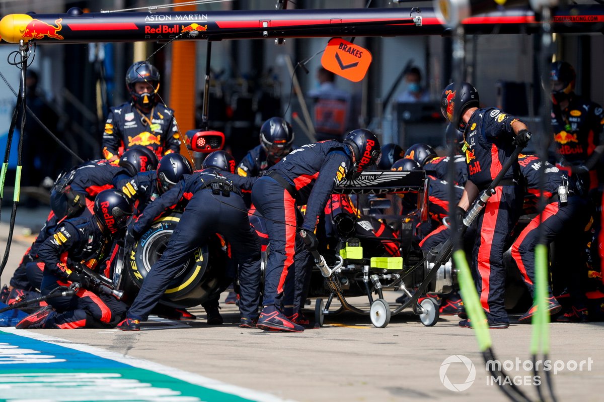 Pit stop di Max Verstappen, Red Bull Racing RB16