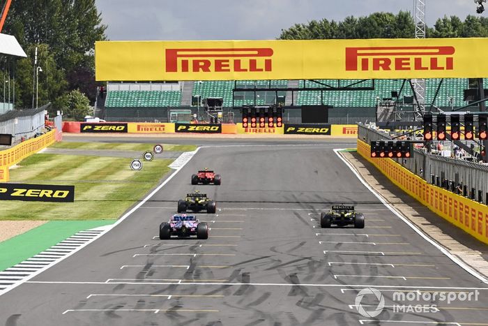 Los pilotos se alinean para practicar la salida al final de la práctica