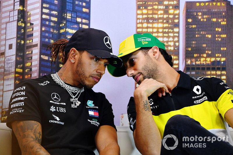 Lewis Hamilton, Mercedes-AMG Petronas F1, y Daniel Ricciardo, Renault F1