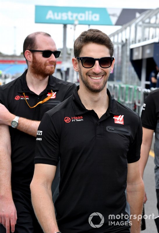 Romain Grosjean, Haas F1 on his trackwalk with members of the team