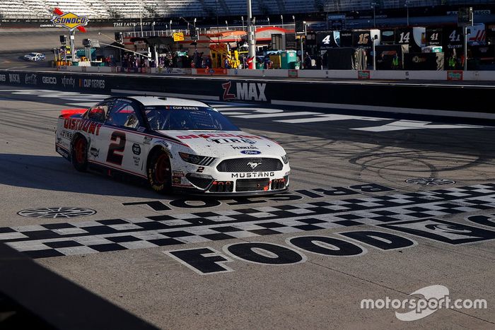 Brad Keselowski, el equipo Penske Ford cruza la línea de meta