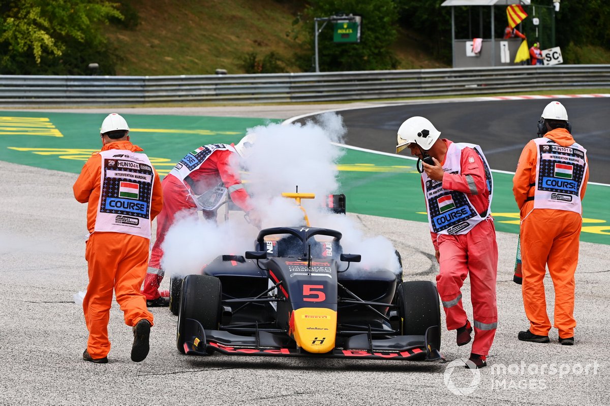 Liam Lawson, Hitech Grand Prix, abandona con problemas de motor
