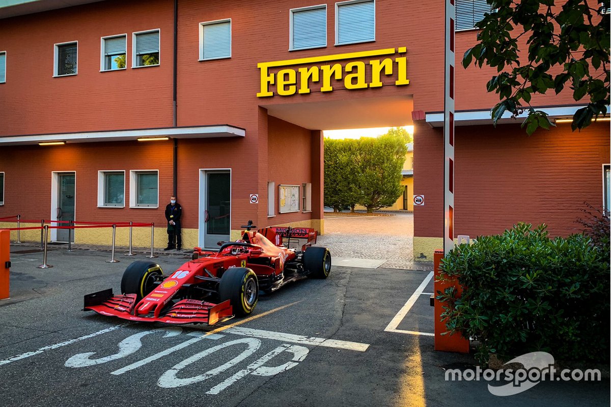 Charles Leclerc esce dalla sede Ferrari con la SF1000