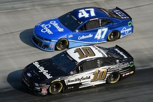 Aric Almirola, Stewart-Haas Racing, Ford Mustang, Ricky Stenhouse Jr., JTG Daugherty Racing, Chevrolet Camaro