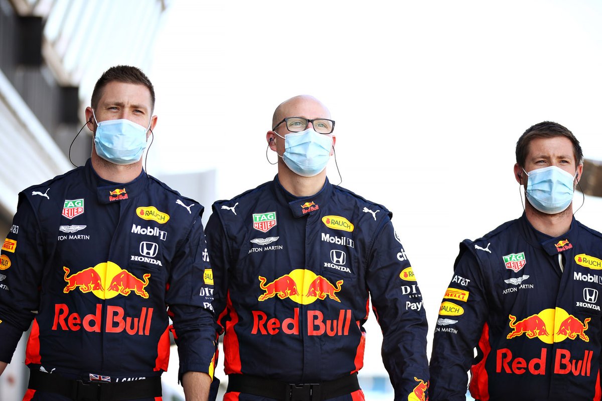 Miembros de Red Bull en el pitlane