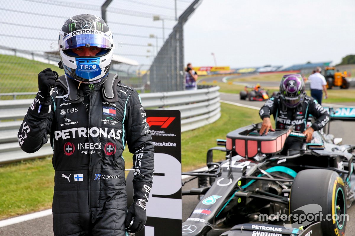 Il Pole sitter Valtteri Bottas, Mercedes AMG F1 festeggia nel Parc Ferme