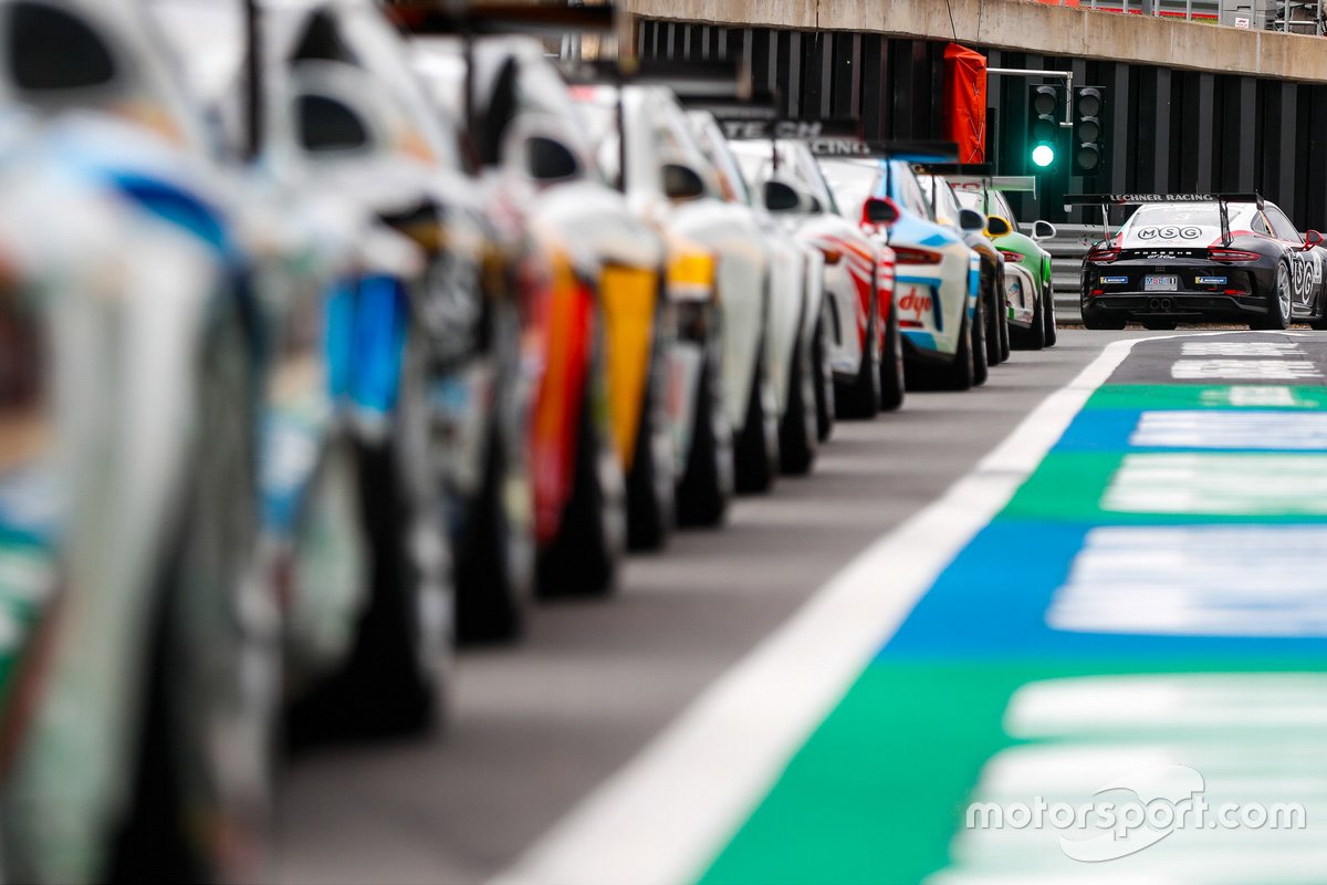 Le auto in Pitlane