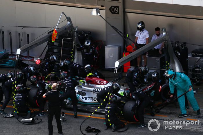 Lewis Hamilton, Mercedes W13, hace una parada en boxes 