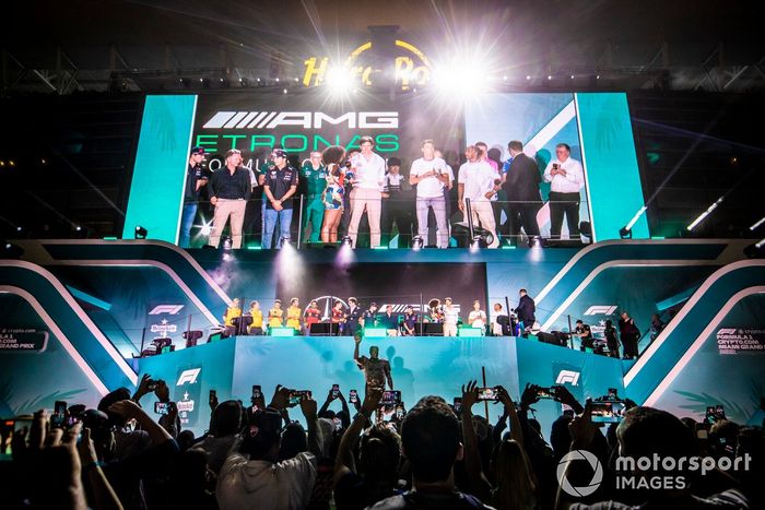 Toto Wolff, director del equipo y consejero delegado de Mercedes AMG, Lewis Hamilton, Mercedes-AMG, George Russell, Mercedes-AMG, son entrevistados en el escenario por Naomi Schiff, Sky TV. Max Verstappen, Red Bull Racing, Sergio Pérez, Red Bull Racing, Christian Horner, director de equipo, Red Bull Racing, Mike Krack, director de equipo, Aston Martin F1, Yuki Tsunoda, Scuderia AlphaTauri, David Croft miran.