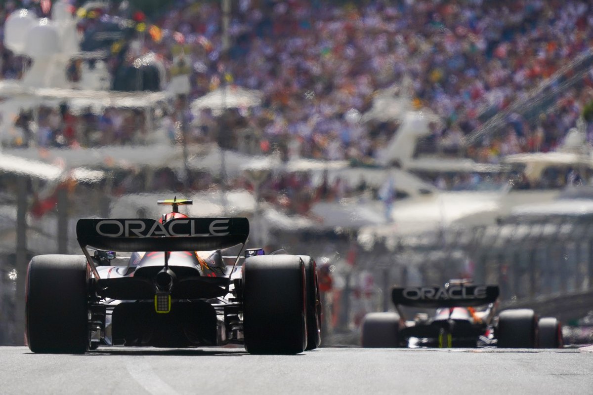 Sergio Pérez, Red Bull Racing RB18, Max Verstappen, Red Bull Racing RB18