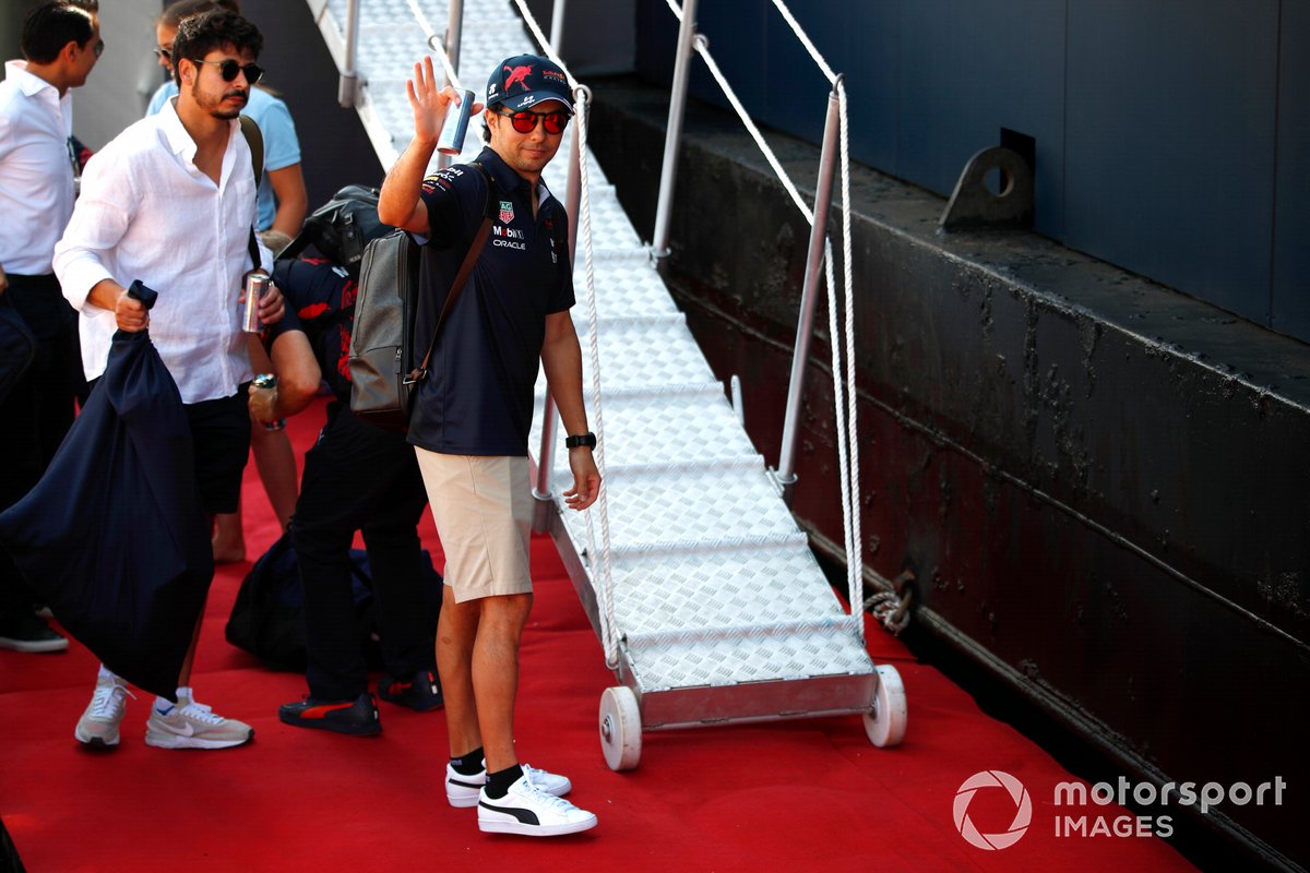 Sergio Pérez, Red Bull Racing, llega al puerto