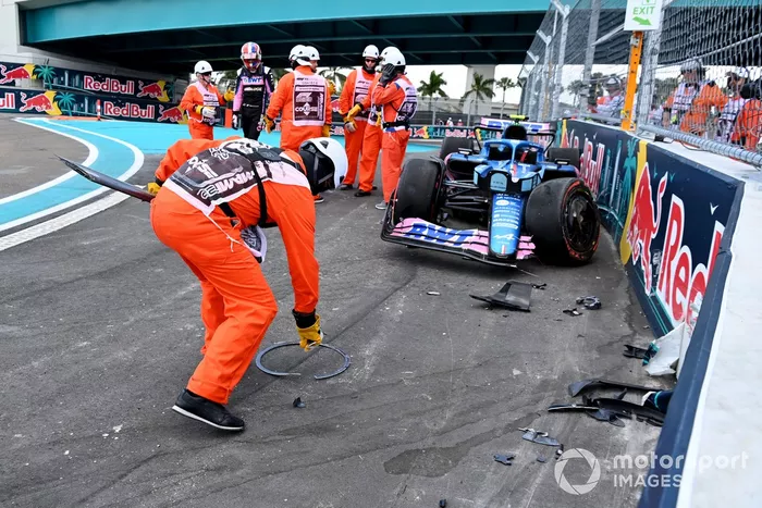 Los oficiales de pista asisten a Esteban Ocon, Alpine A522, tras un accidente
