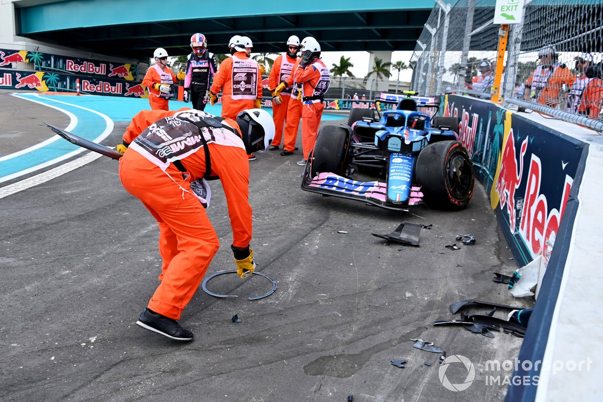 Los oficiales de pista asisten a Esteban Ocon, Alpine A522, tras un accidente