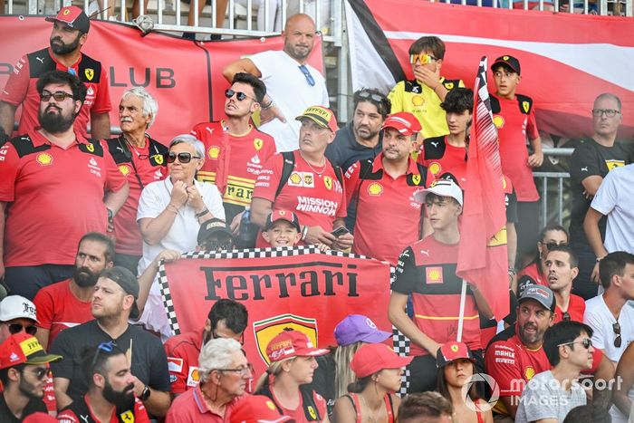 Aficionados de Ferrari en una tribuna