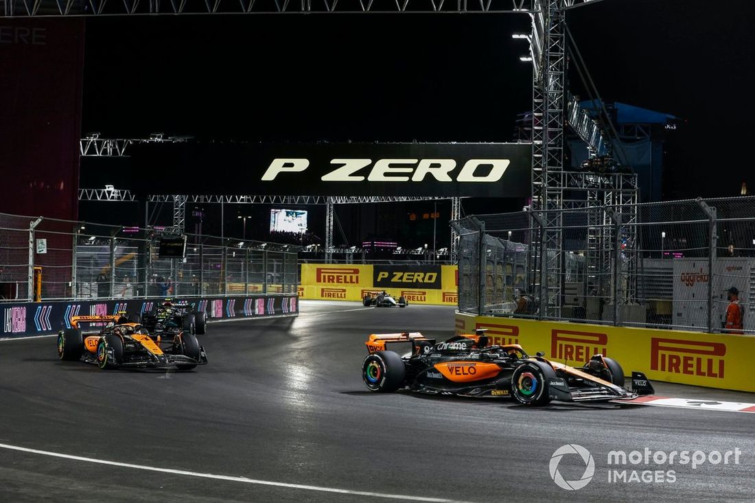Oscar Piastri, McLaren MCL60, Lando Norris, McLaren MCL60, Lewis Hamilton, Mercedes F1 W14