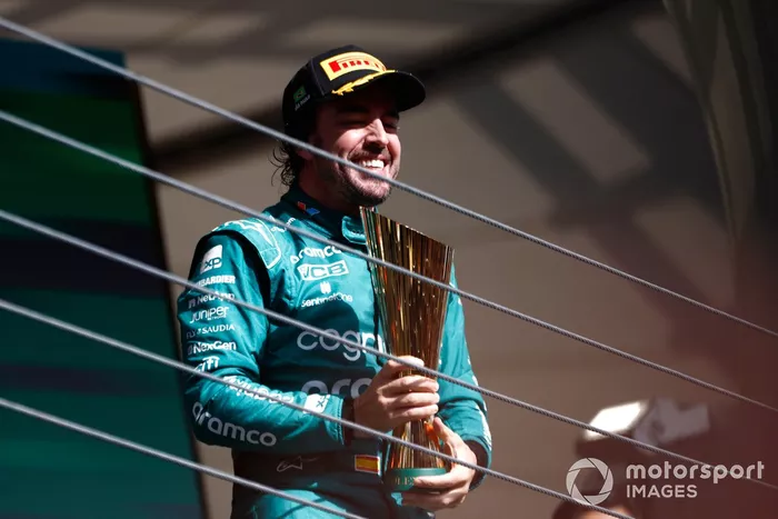Fernando Alonso, Aston Martin F1 Team, 3ª posición, en el podio con su trofeo