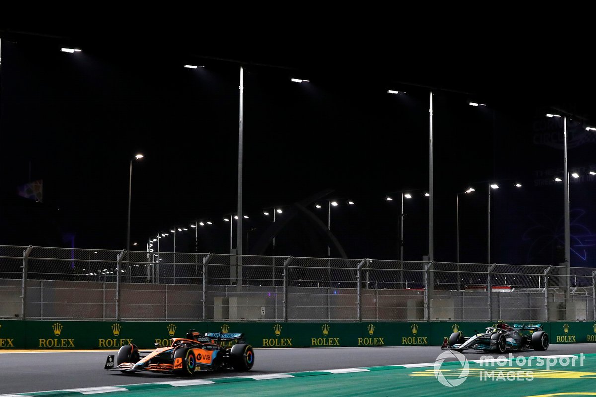 Daniel Ricciardo, McLaren MCL36, Lewis Hamilton, Mercedes W13, Alex Albon, Williams FW44