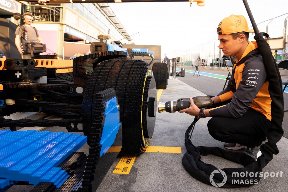 Lando Norris, McLaren, met een Lego F1 auto