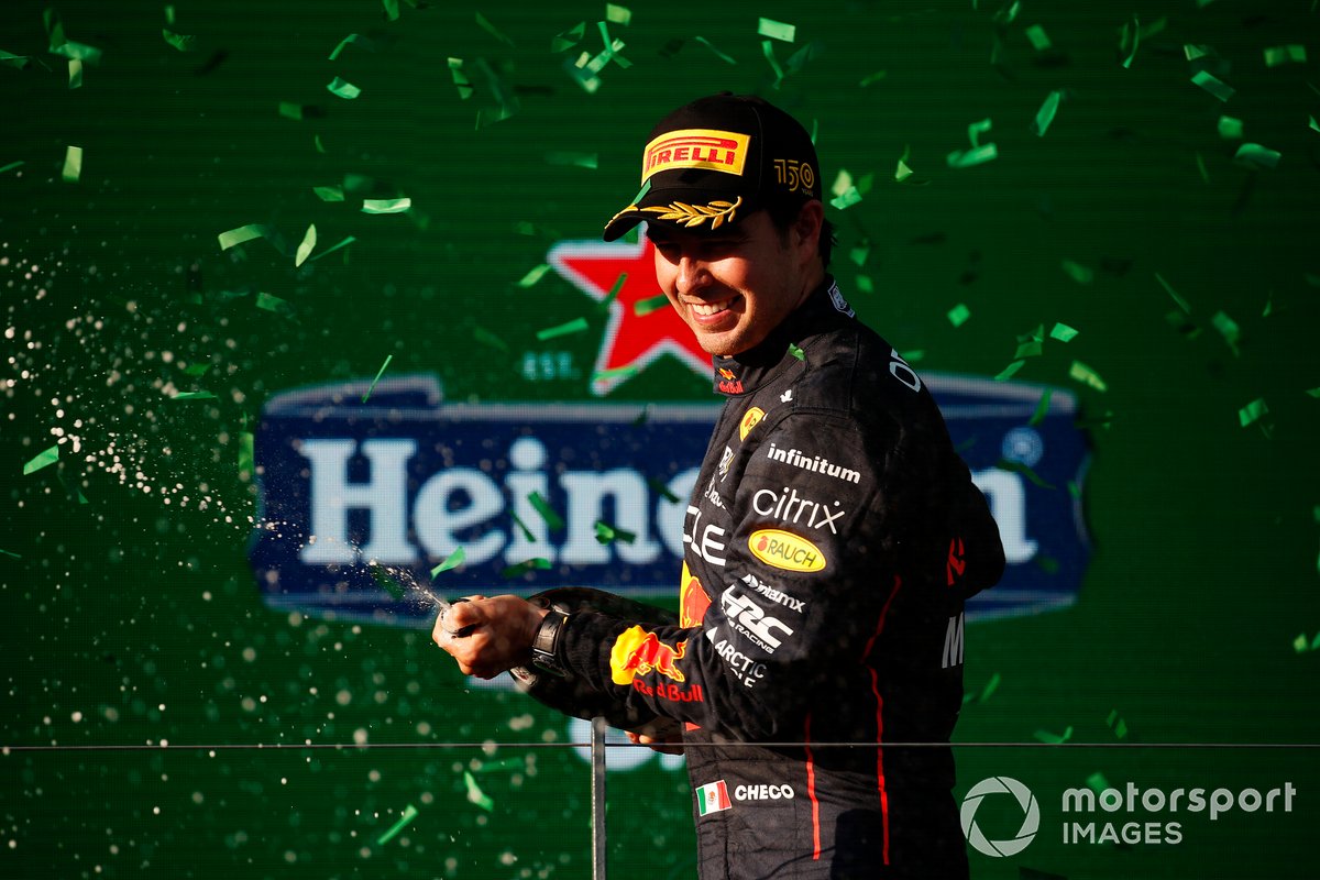 Podio: segundo lugar Sergio Pérez, Red Bull Racing