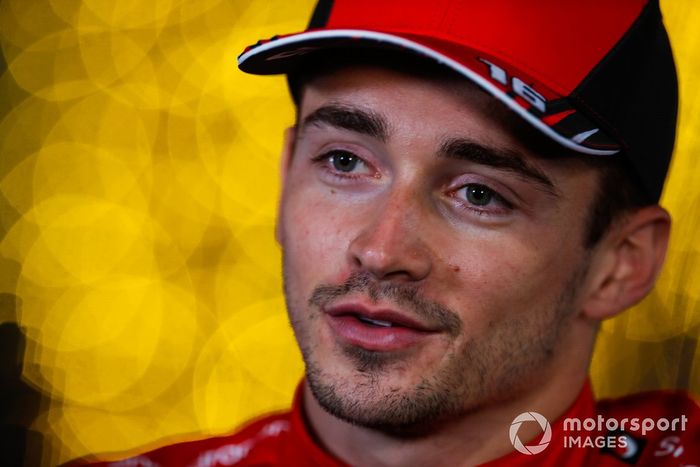 El hombre de la pole, Charles Leclerc, de Ferrari, es entrevistado tras la clasificación