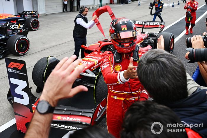 Carlos Sainz, Scuderia Ferrari, 3ª posición, celebra con su equipo en Parc Ferme 