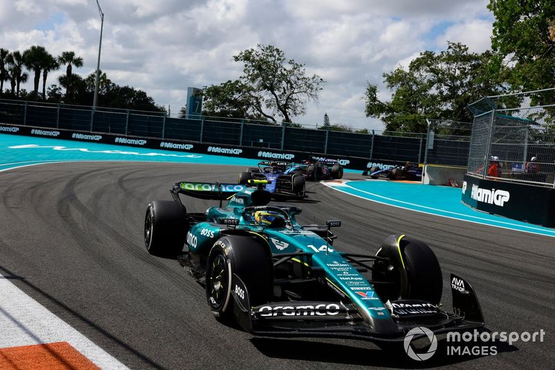 Fernando Alonso, Aston Martin AMR24, Alex Albon, Williams FW46, Esteban Ocon, Alpine A524