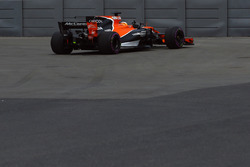 Fernando Alonso, McLaren stops on track in FP1
