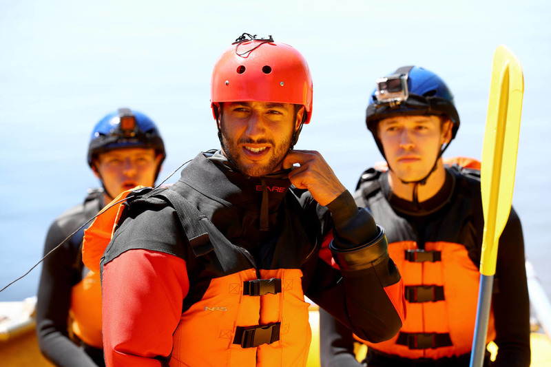 Pilotos de Red Bull hacen rafting en el río: Daniel Ricciardo, Max Verstappen, Daniil Kvyat y Carlos Sainz, Jr.