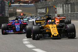 Нико Хюлькенберг, Renault Sport F1 RS17, и Даниил Квят, Scuderia Toro Rosso STR12
