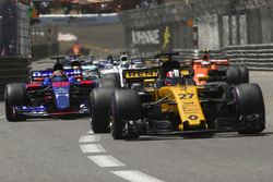 Nico Hulkenberg, Renault Sport F1 Team RS17, Daniil Kvyat, Scuderia Toro Rosso STR12