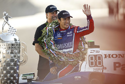 Переможець Такума Сато з власником команди Andretti Autosport Майклом Андретті