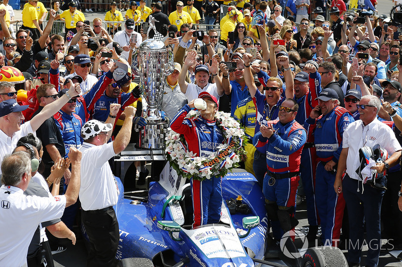 Takuma Sato, Andretti Autosport Honda celebrates with milk in victory lane