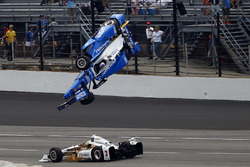 Accident de Scott Dixon, Chip Ganassi Racing Honda, alors que passe Helio Castroneves, Team Penske Chevrolet